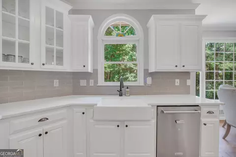 Kitchen - 100 Castlebrook Chase, Tyrone, GA 30290 photo 8 of 9