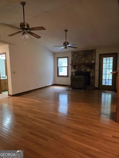 Living - 140 Dixie Ln, Covington, GA 30014 photo 2 of 2