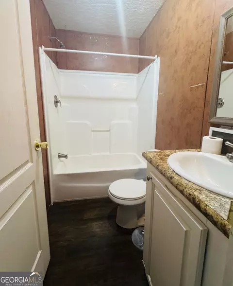 Bath - 563 Sawmill Rd, Collins, GA 30421 photo 3 of 4
