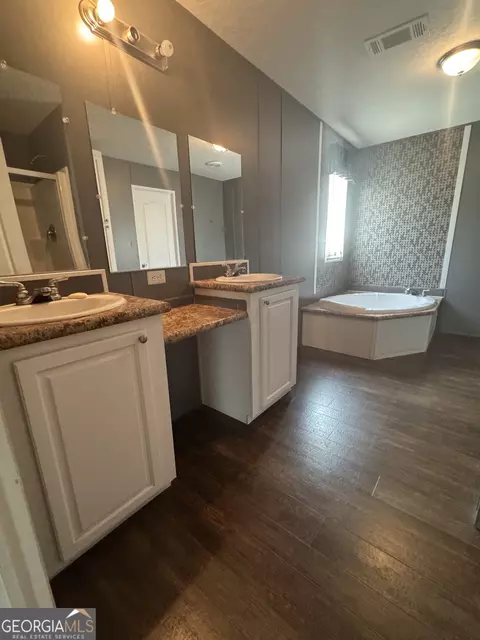 Bath - 563 Sawmill Rd, Collins, GA 30421 photo 2 of 4