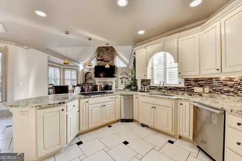 Kitchen - 8455 Abingdon Ln, Duluth, GA 30097 photo 4 of 9