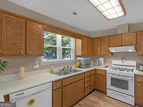 Kitchen - 2866 Rosecommons Dr, Hampton, GA 30228 photo 2 of 5