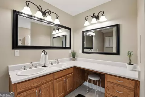 Bath - 200 Forest St, Cornelia, GA 30531 photo 3 of 5