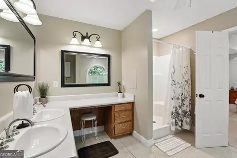 Bath - 200 Forest St, Cornelia, GA 30531 photo 4 of 5