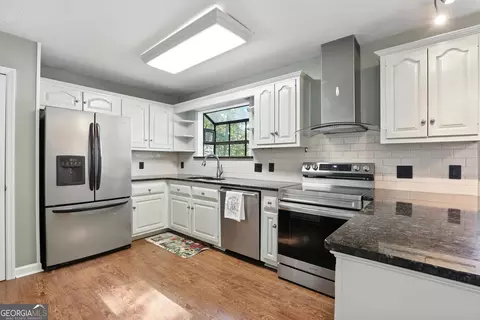 Kitchen - 119 Ridgemore Cir, Toccoa, GA 30577 photo 2 of 3