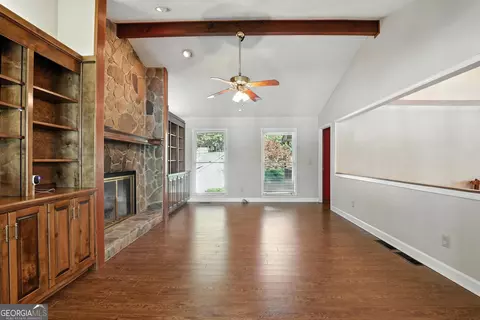 Living - 119 Ridgemore Cir, Toccoa, GA 30577 photo 2 of 4
