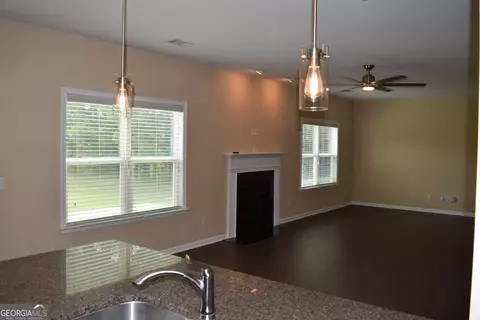 Living - 504 Bryant Lake Blvd, Lagrange, GA 30241 photo 2 of 4