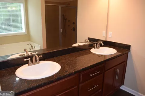 Bath - 504 Bryant Lake Blvd, Lagrange, GA 30241 photo 2 of 3