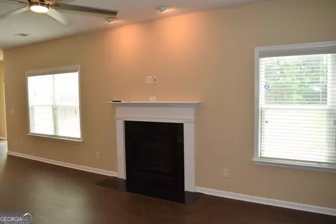 Living - 504 Bryant Lake Blvd, Lagrange, GA 30241 photo 4 of 4