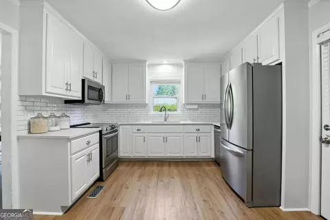 Kitchen - 123 Willowdell Dr, Toccoa, GA 30577 photo 2 of 2