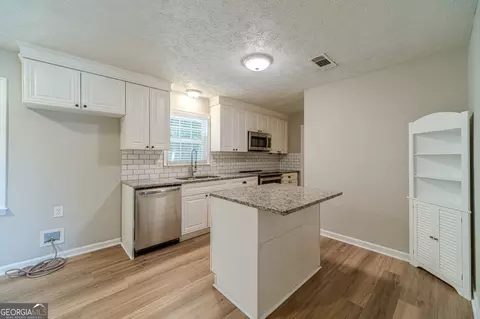140 E Wright St, Winder, GA 30680 photo 10