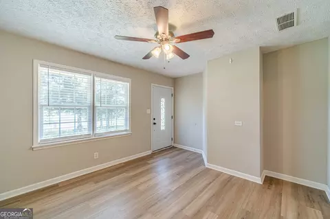 140 E Wright St, Winder, GA 30680 photo 5