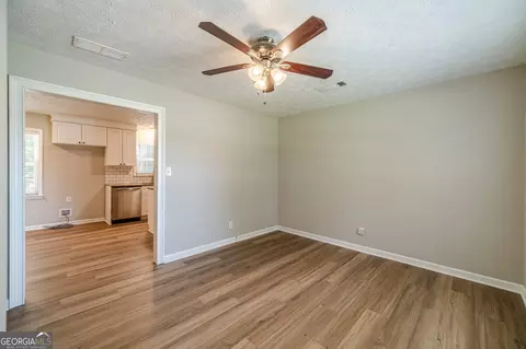 140 E Wright St, Winder, GA 30680 photo 3