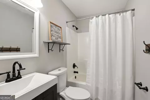 Bath - 67 Woodlawn Dr, Toccoa, GA 30577 photo 3 of 3