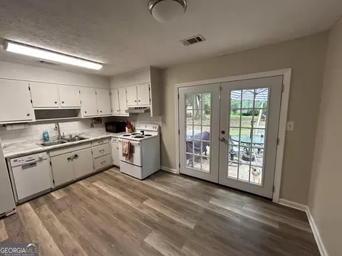 Kitchen - 133 Robert Taylor Rd, Lagrange, GA 30240 photo 3 of 4