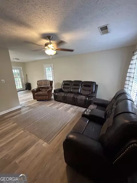 Living - 133 Robert Taylor Rd, Lagrange, GA 30240 photo 1 of 3