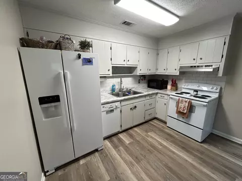 Kitchen - 133 Robert Taylor Rd, Lagrange, GA 30240 photo 2 of 4