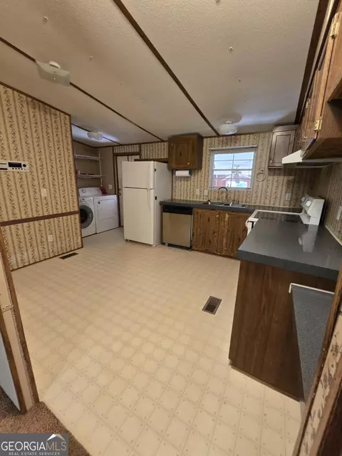 Kitchen - 85 North Ave, Hampton, GA 30228 photo 1 of 1