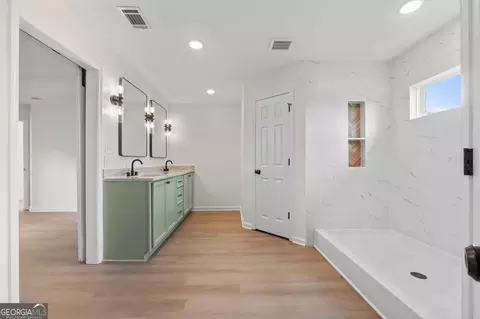 Bath - 309 Abbott Rd, Barnesville, GA 30204 photo 1 of 3