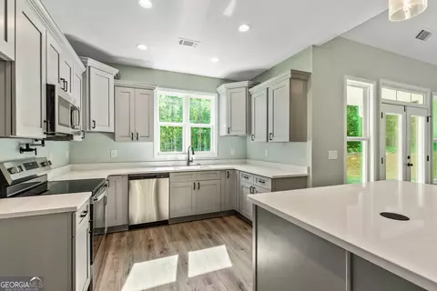 Kitchen - 148 David Elder Rd, Griffin, GA 30223 photo 2 of 2