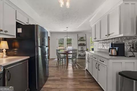 Kitchen - 554 Waterview Dr, Lagrange, GA 30240 photo 3 of 4
