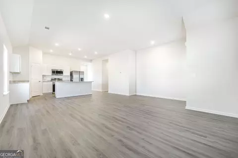 Living - 110 Monroe Ct, Byron, GA 31008 photo 2 of 4