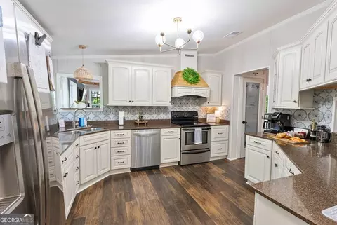Kitchen - 414 Lakeside Trl, Toccoa, GA 30577 photo 2 of 2