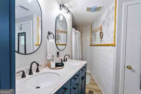 Bath - 414 Lakeside Trl, Toccoa, GA 30577 photo 1 of 2