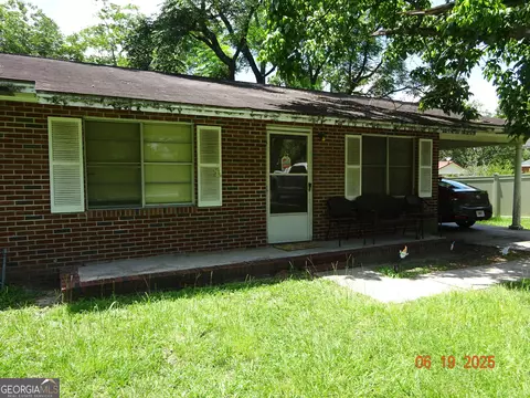 7 S College St, Claxton, GA 30417