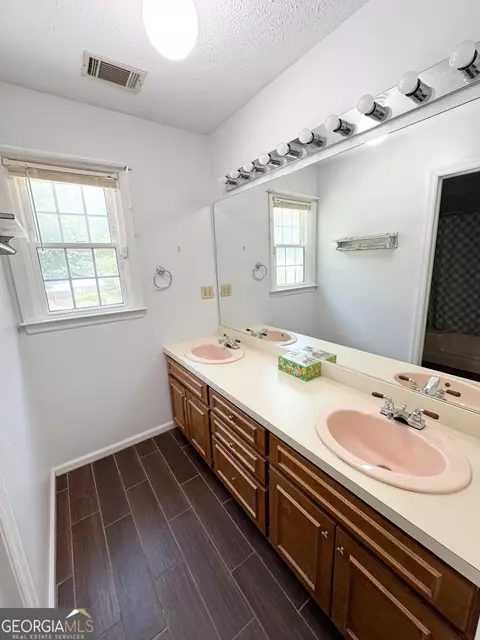 Bath - 2995 Hogansville Rd, Lagrange, GA 30241 photo 4 of 5