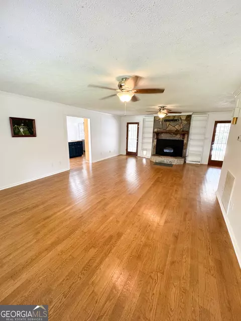 Living - 2995 Hogansville Rd, Lagrange, GA 30241 photo 2 of 5
