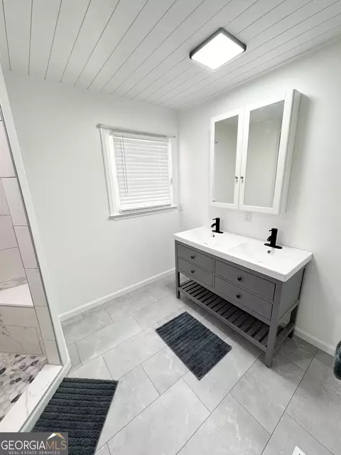Bath - 2995 Hogansville Rd, Lagrange, GA 30241 photo 2 of 5