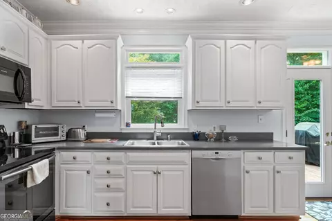 Kitchen - 150 Tramore Trce, Tyrone, GA 30290 photo 2 of 3
