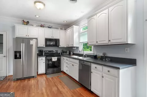 Kitchen - 150 Tramore Trce, Tyrone, GA 30290 photo 1 of 3
