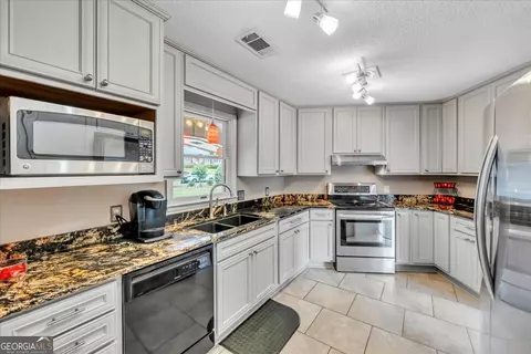 Kitchen - 200 Oak Forest Ln, Warner Robins, GA 31088 photo 1 of 3