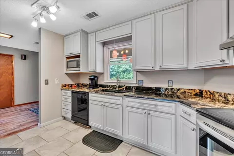 Kitchen - 200 Oak Forest Ln, Warner Robins, GA 31088 photo 2 of 3
