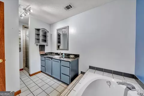 Bath - 200 Oak Forest Ln, Warner Robins, GA 31088 photo 4 of 7