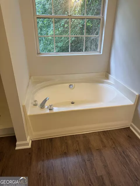 Bath - 454 Old Tree Dr, Jackson, GA 30233 photo 2 of 3