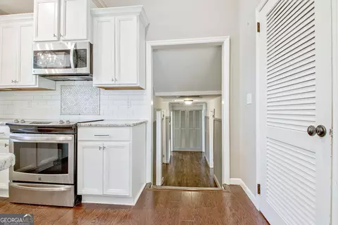 Entry Way - 506 Glenridge Rd, Lagrange, GA 30240 photo 6 of 8