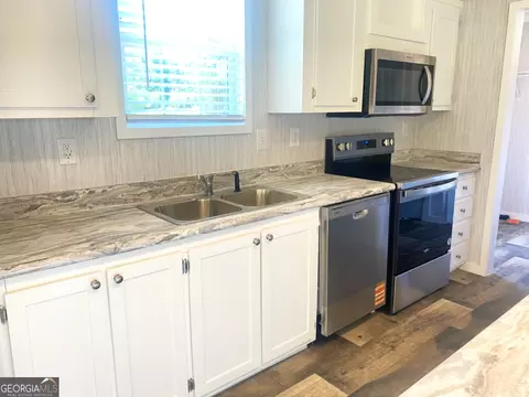 Kitchen - 239 Golf Course Rd, Demorest, GA 30535 photo 3 of 5