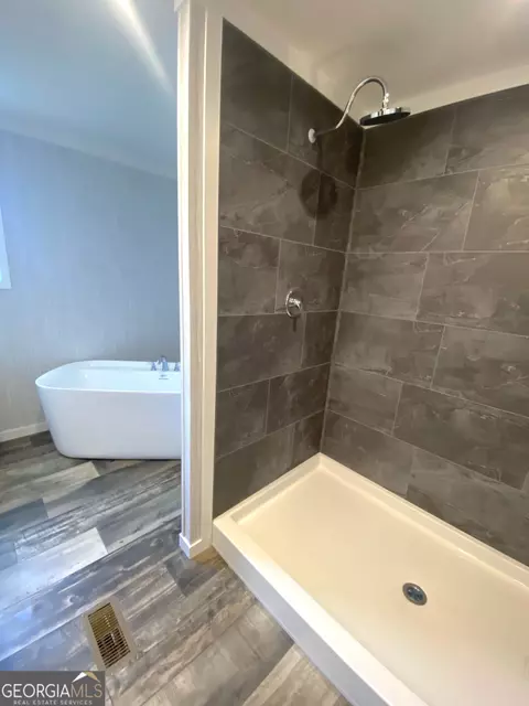 Bath - 239 Golf Course Rd, Demorest, GA 30535 photo 3 of 6