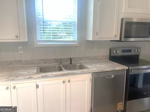 Kitchen - 239 Golf Course Rd, Demorest, GA 30535 photo 4 of 5