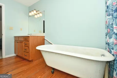 Bath - 2225 Smokey Rd, Lagrange, GA 30241 photo 2 of 3