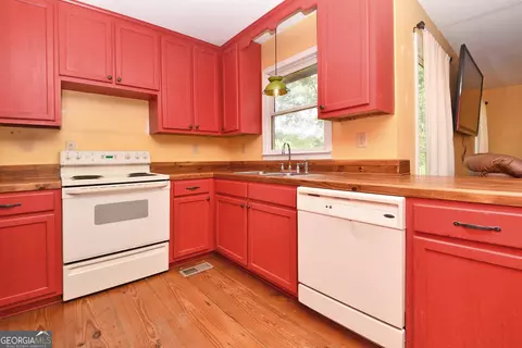 Kitchen - 2225 Smokey Rd, Lagrange, GA 30241 photo 1 of 3