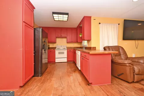 Kitchen - 2225 Smokey Rd, Lagrange, GA 30241 photo 2 of 3