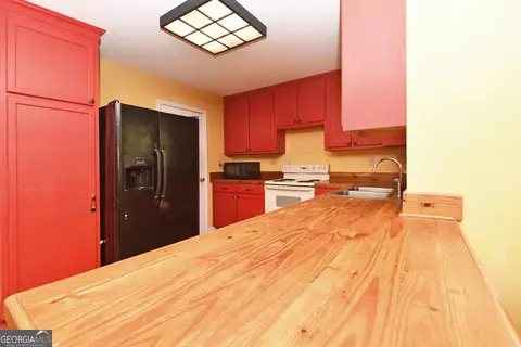 Kitchen - 2225 Smokey Rd, Lagrange, GA 30241 photo 3 of 3