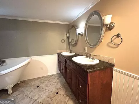 Bath - 56 Beaver Cove Dr, Lagrange, GA 30240 photo 1 of 4
