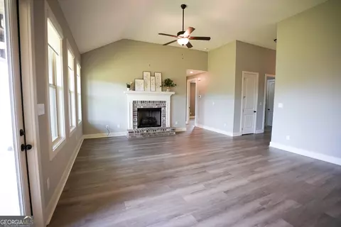 Living - 415 Silo Cir, Perry, GA 31069 photo 2 of 2