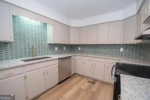 Kitchen - 189 Tatum Heights Dr, Lagrange, GA 30240 photo 2 of 4