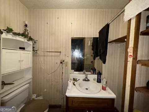 Bath - 507 S Lee St, Lagrange, GA 30240 photo 2 of 3